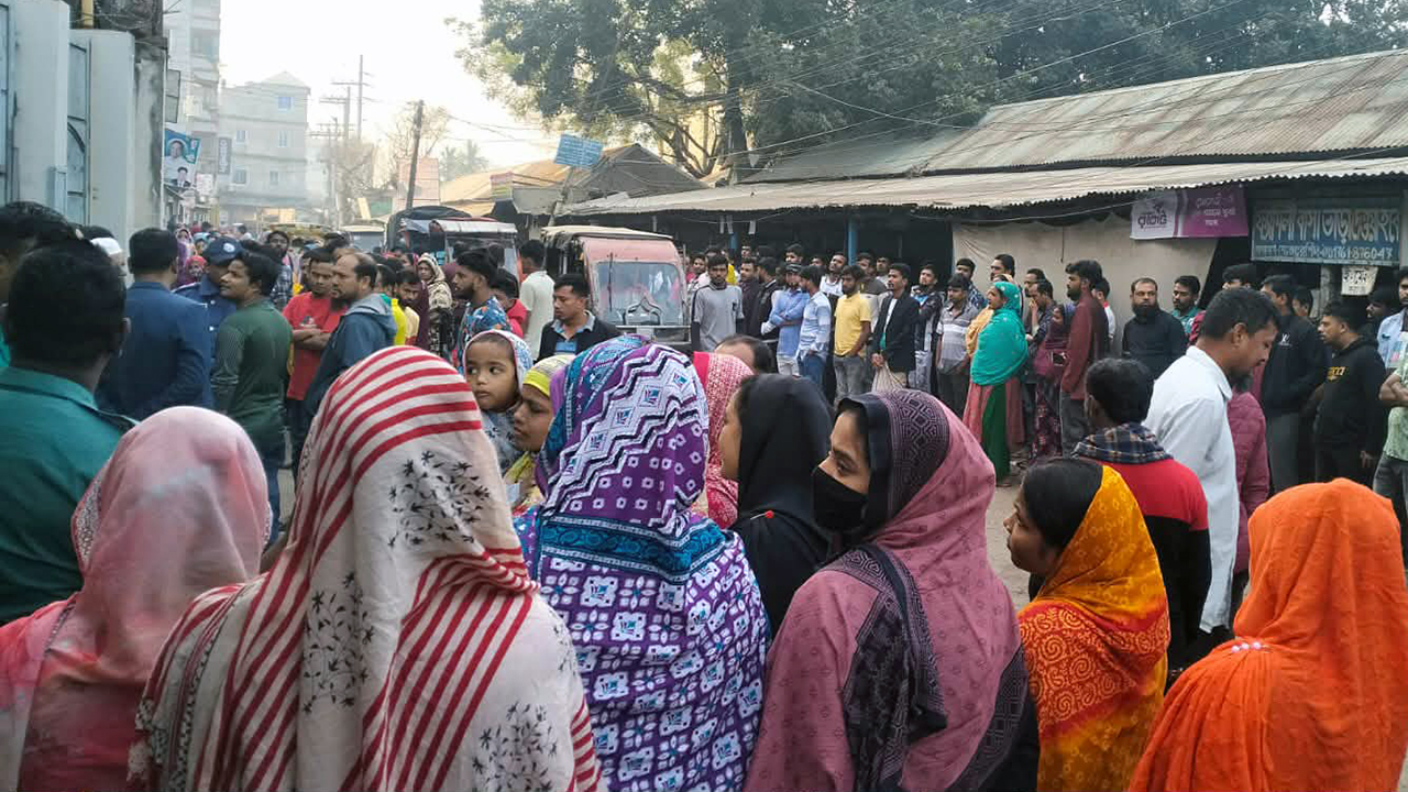 কারখানা বন্ধের অভিযোগে গাজিপুরে শ্রমিক বিক্ষোভ